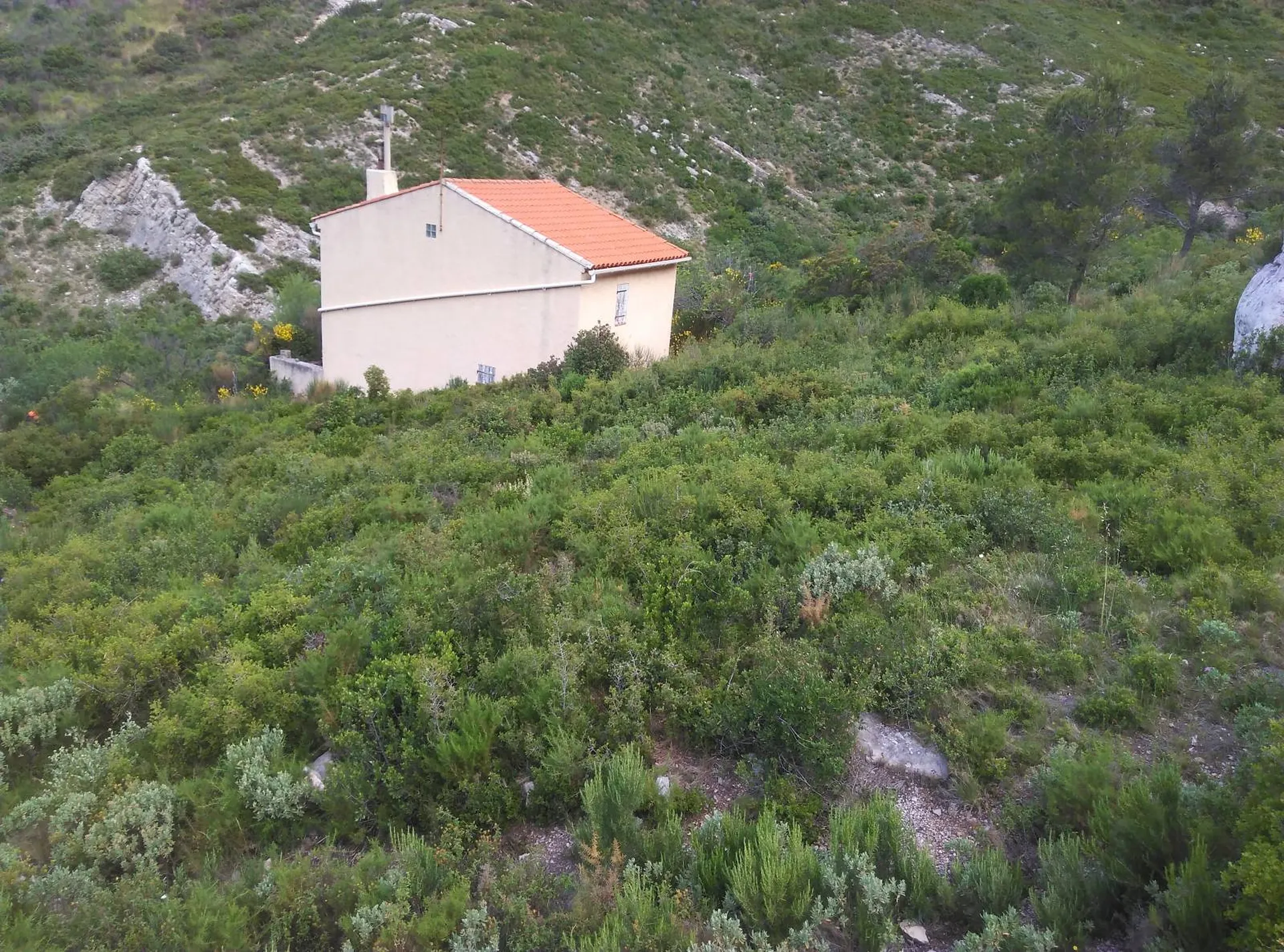 Débroussaillement paysager dans les Parcs des Calanques à Marseille