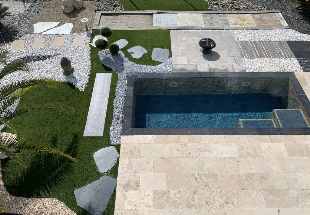 Construction d'une piscine miroir avec liner armé 3D Touch à Ambarès et Lagrave près de bordeaux