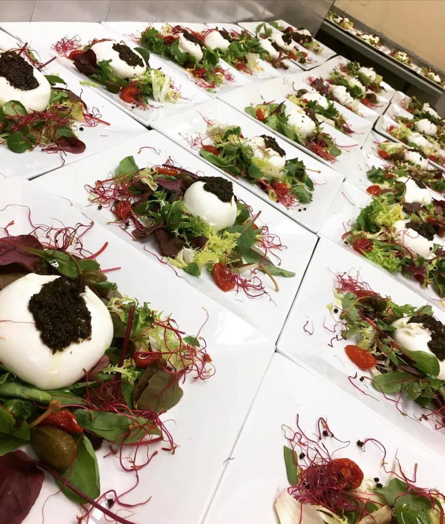 Entrée à table : Burrata à la truffe noire de Bagnoli sur lit de salade