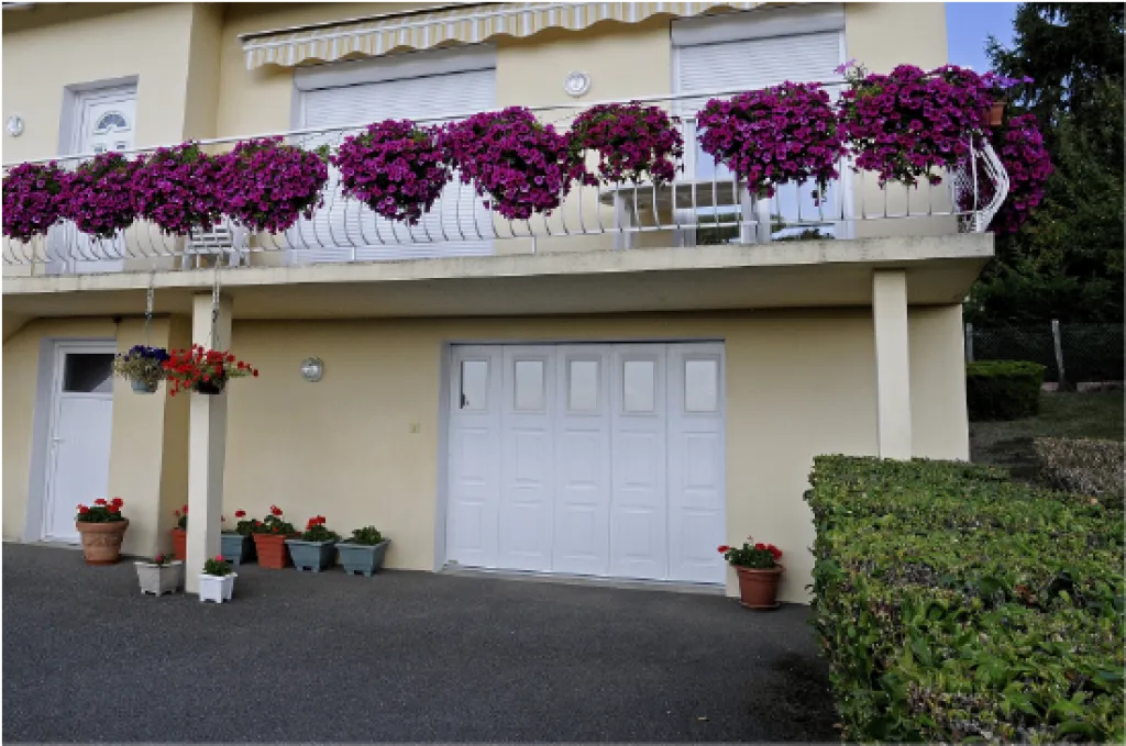 Porte de garage à déplacement latéral