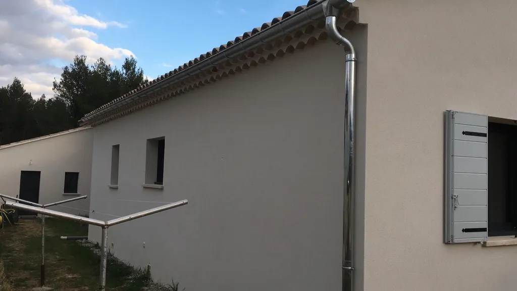 Urgence infiltration : intervention pour étanchéité ou changement rapide de gouttière zinc à Carpentras avec devis en temps réel
