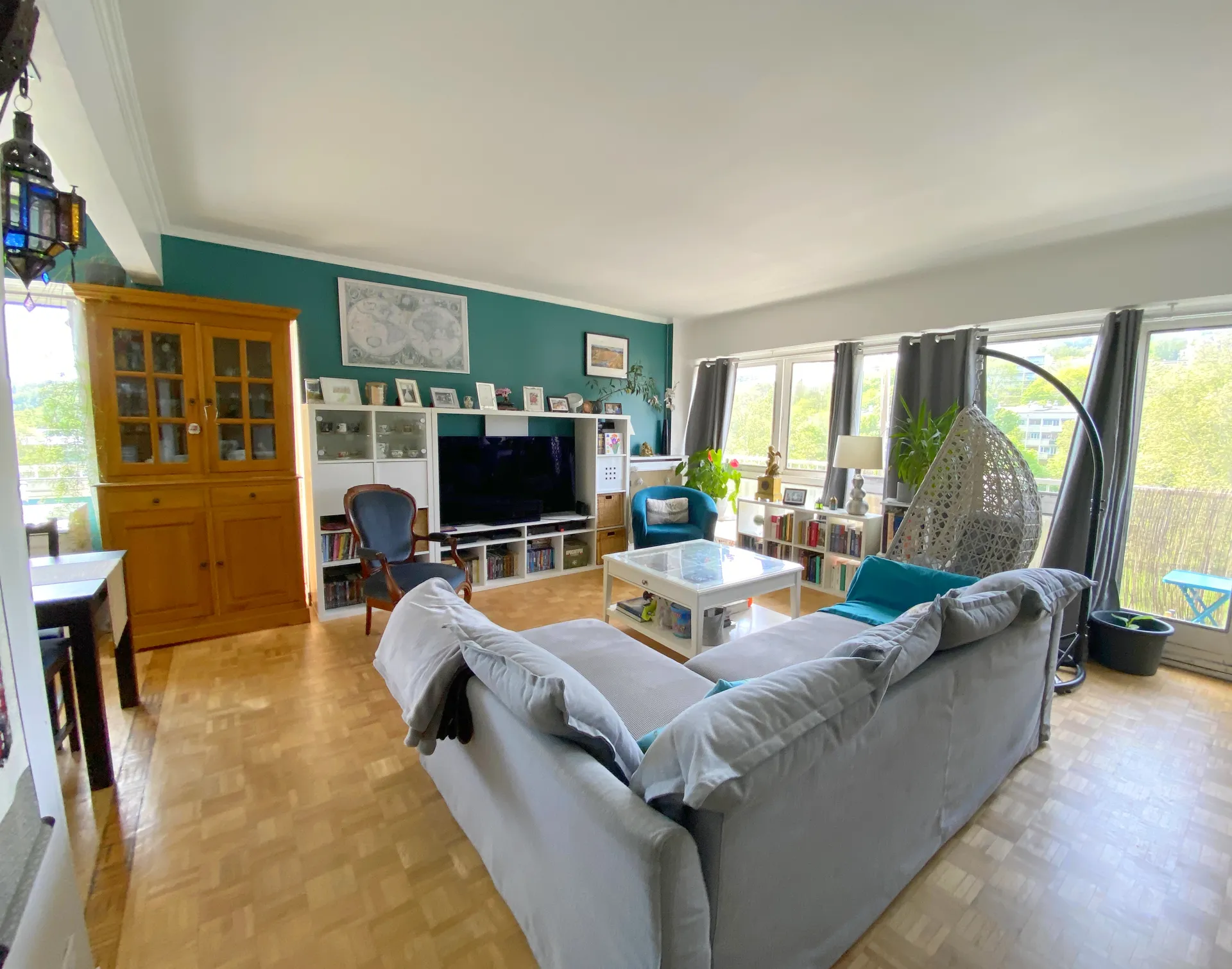 Le Pecq à vendre un appartement de 5 pièces en étage élévé avec ascenseur, situé dans une résidence avec un couple de gardien