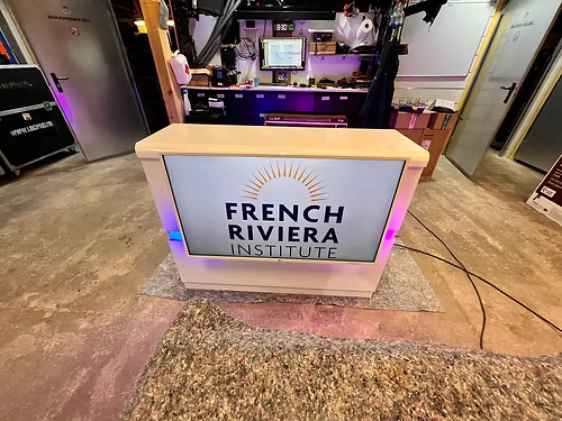 DESK BLANC AVEC ECRAN 43' 107CM DESK 3