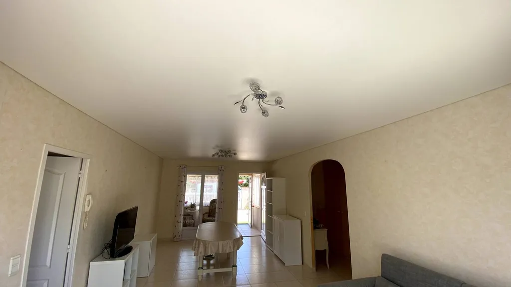 Cacher le lambris bois ou PVC par un plafond tendu dans un salon - Revel  Plafonds Tendus Occitans Revel