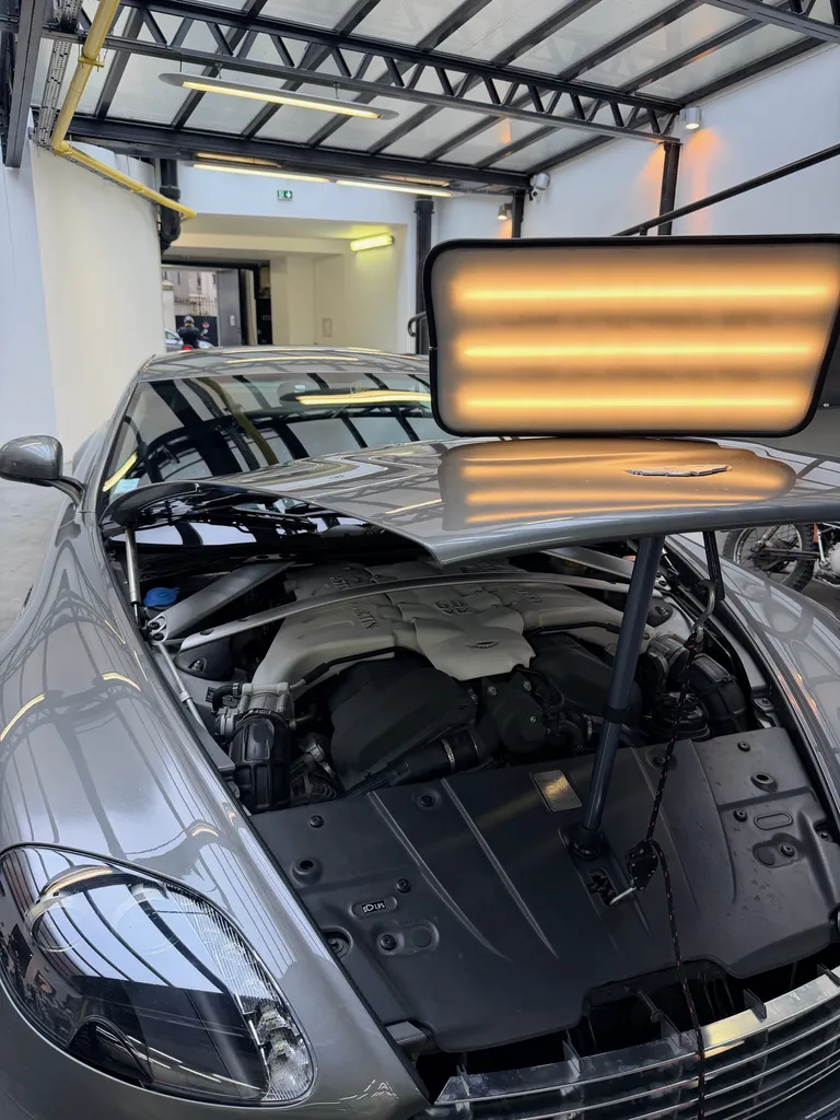 Débosselage sans peinture sur capot avant aluminium d'une Aston Martin à Rueil-Malmaison (92) - Interventions à domicile