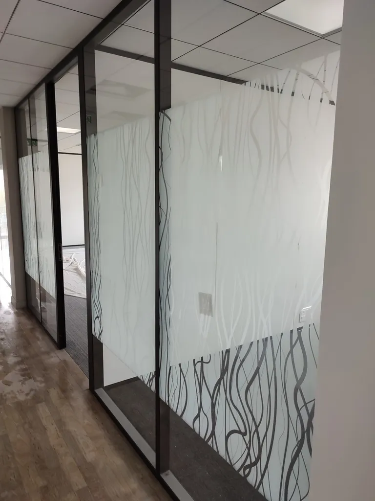 FILMS VITROPHANIE SUR BAIES VITRÉES ENTREPRISE 