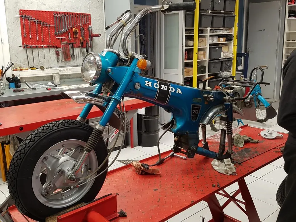 HONDA DAX ST 70 REMISE EN ROUTE SIX FOURS LES PLAGES