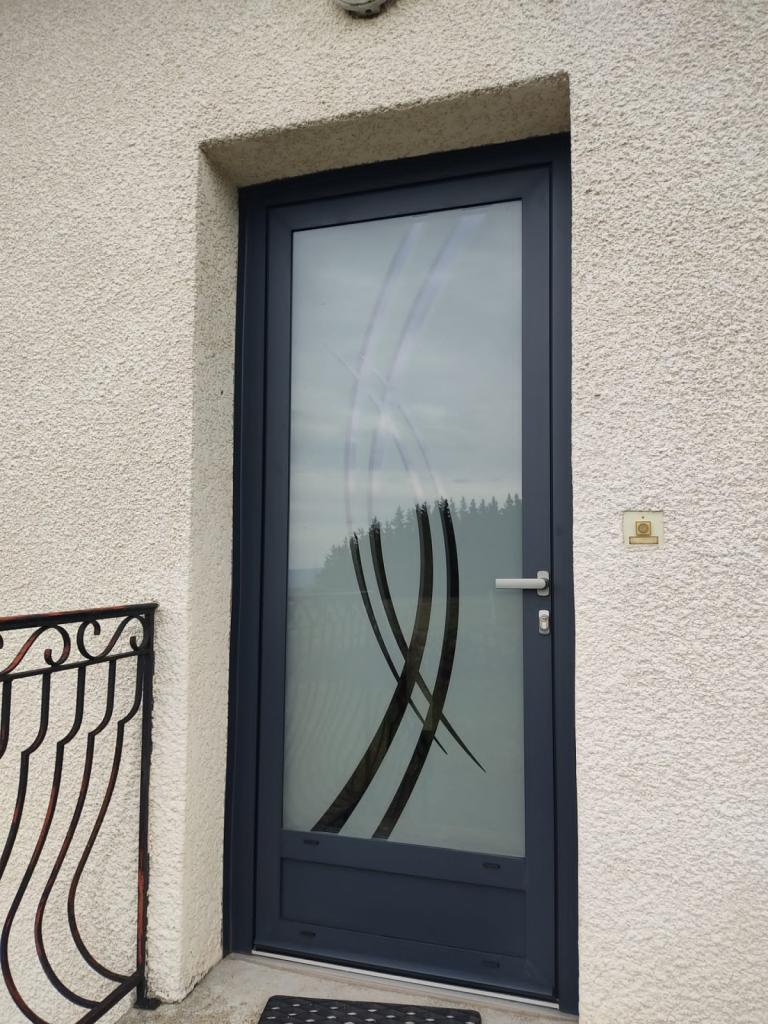 rénovation porte d'entrée bois par porte d'entrée en pvc gris par 3 Baies à Andrézieux-Bouthéon