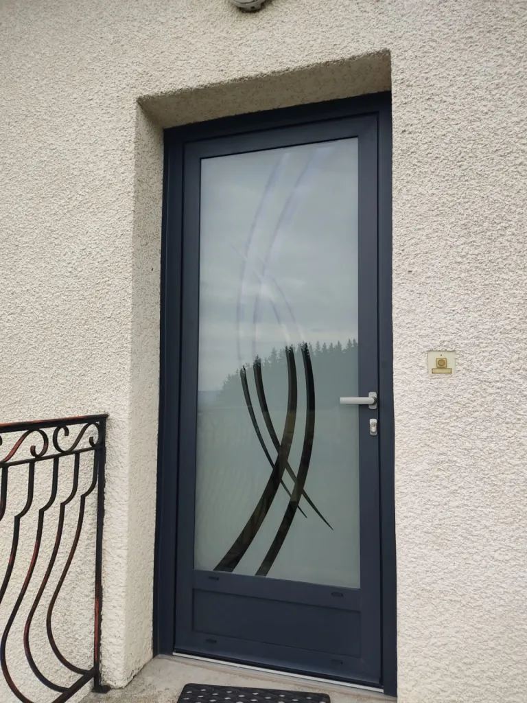 rénovation porte d'entrée bois par porte d'entrée en pvc gris par 3 Baies à Andrézieux-Bouthéon