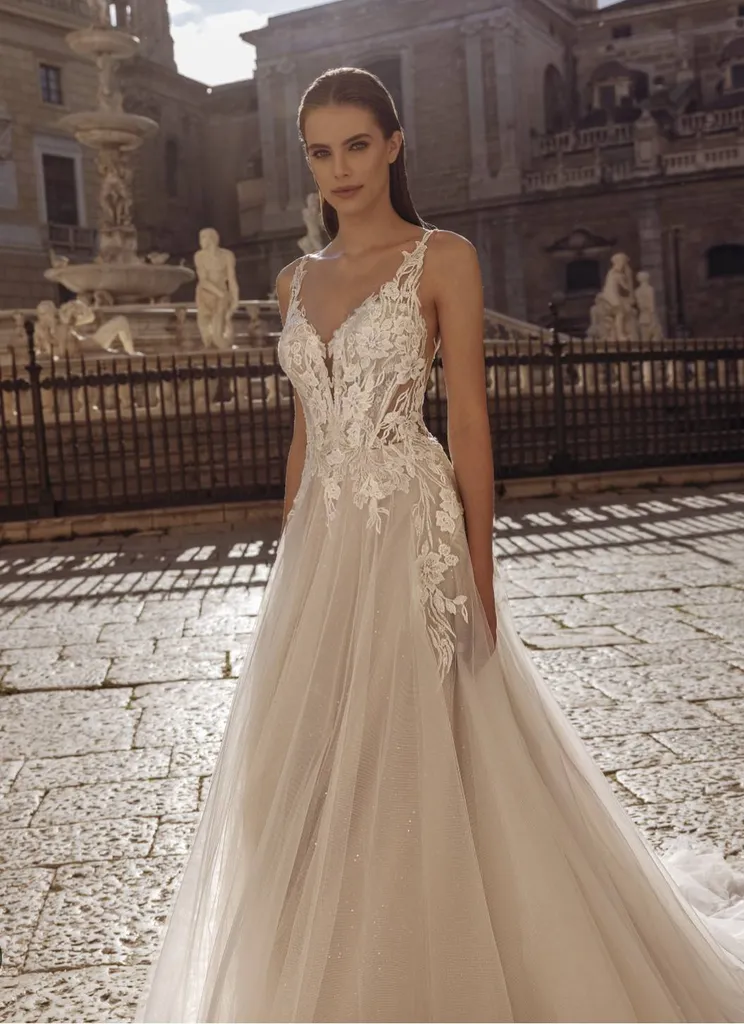 Robe de marée bohème chic avec décolleté et dos nu époustouflant robe d'exception scarlett Marseille