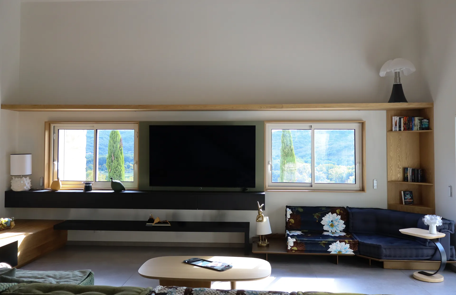 Meuble télé sur mesure en bois et rangements intégrés pour un intérieur contemporain vers Ruoms en Ardèche