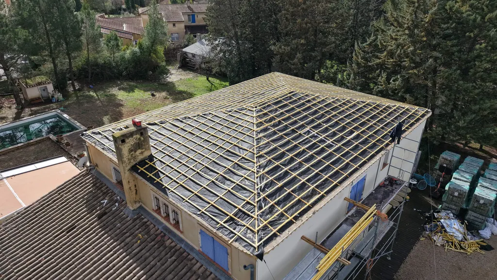 Réfection complète de toiture 16 m x 12,25 m avec pente 30 %, isolation Triso-toiture R=6,45 et tuiles MONIER Abeille Authentique à Éguilles dans les Bouches-du-Rhône