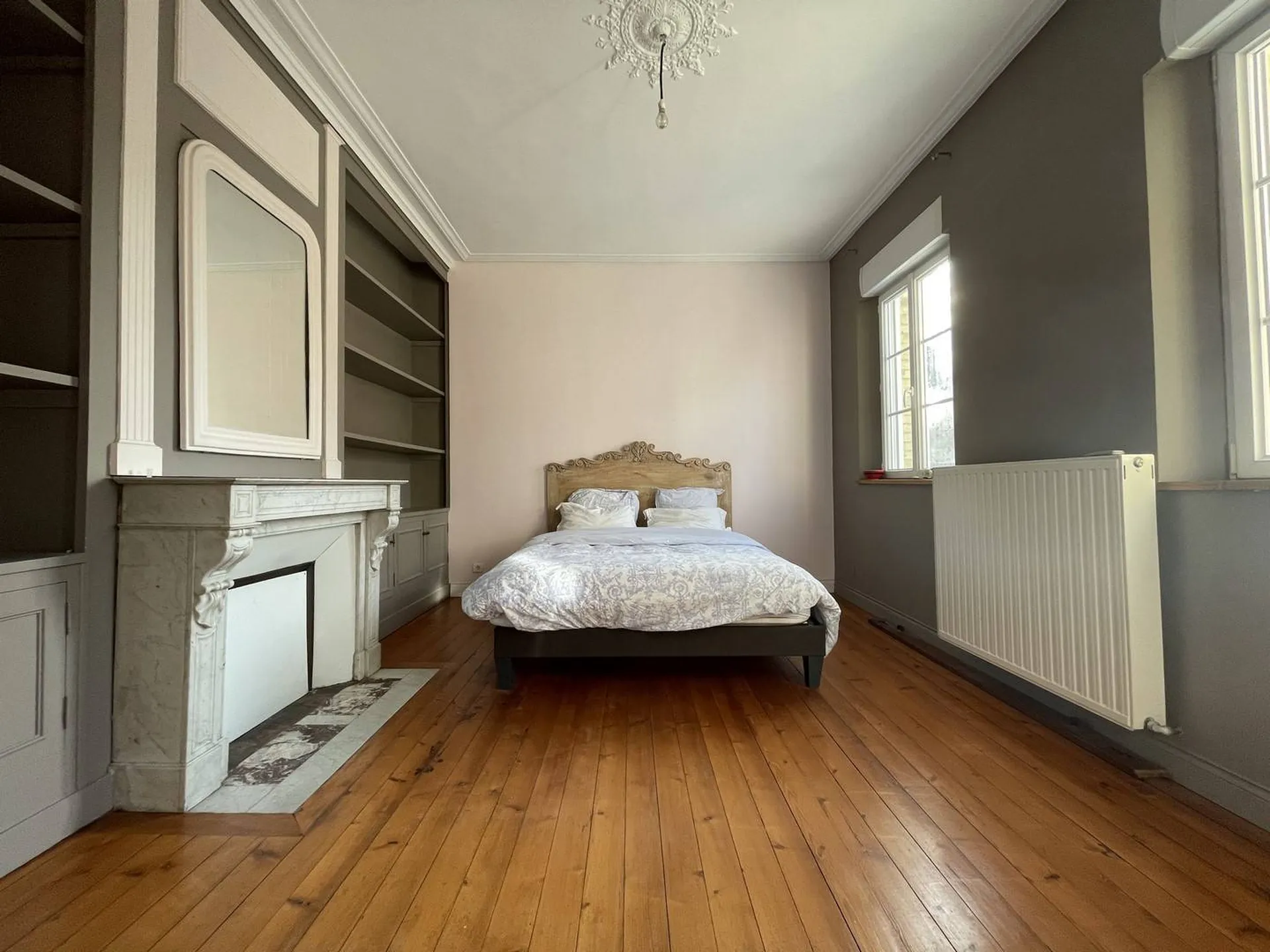 **Propriété avec gîte indépendant à vendre en Normandie** : Deuxième étage avec deux chambres, offrant un espace supplémentaire pour accueillir des invités ou pour un usage personnel.