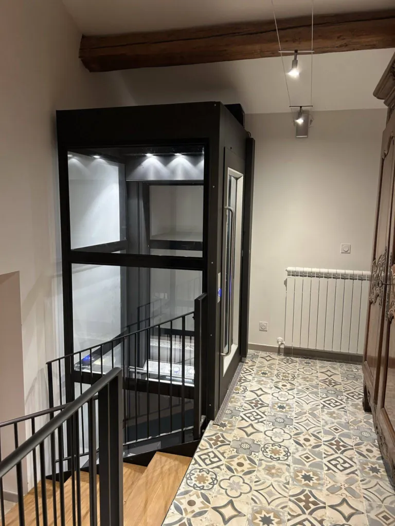Vous êtes tenu de disposer d'un escalier même avec cet ascenseur de maison PL501 en intérieur dans une maison rénovée à la Ciotat
