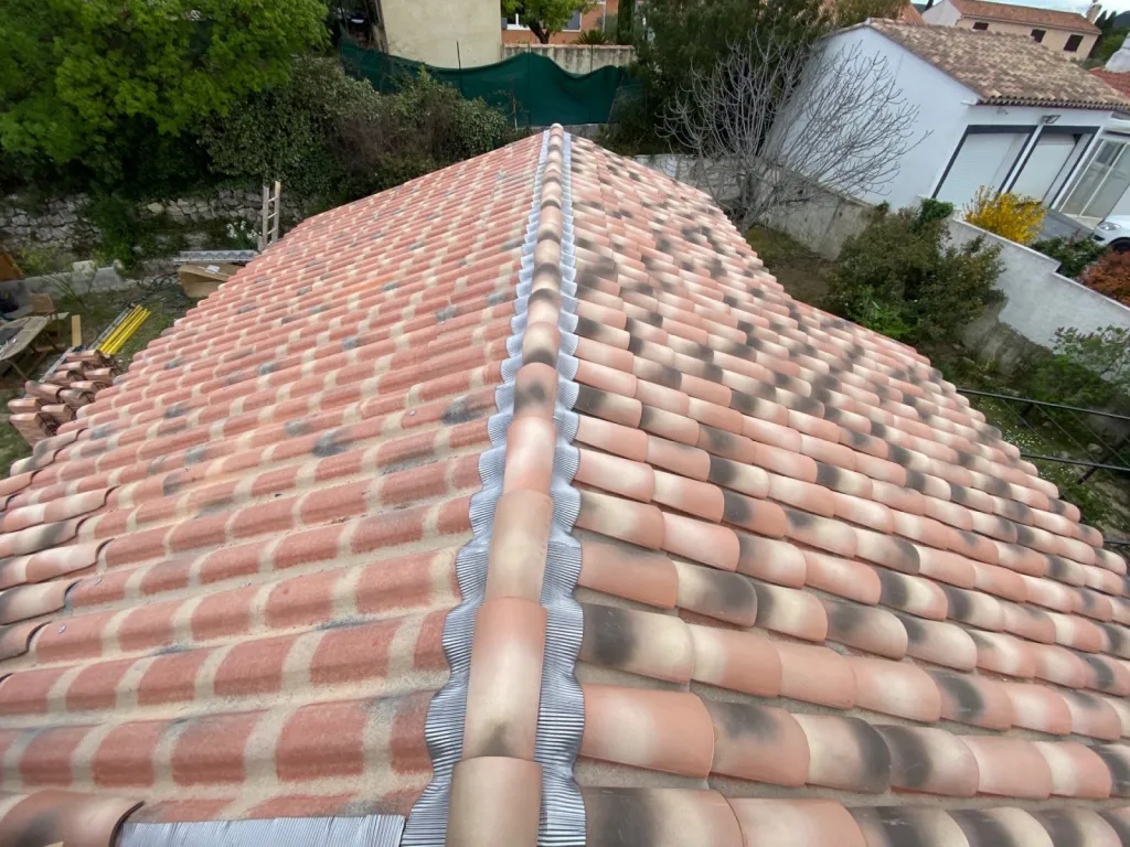 Pose de tuiles canal sur PST sur Velaux