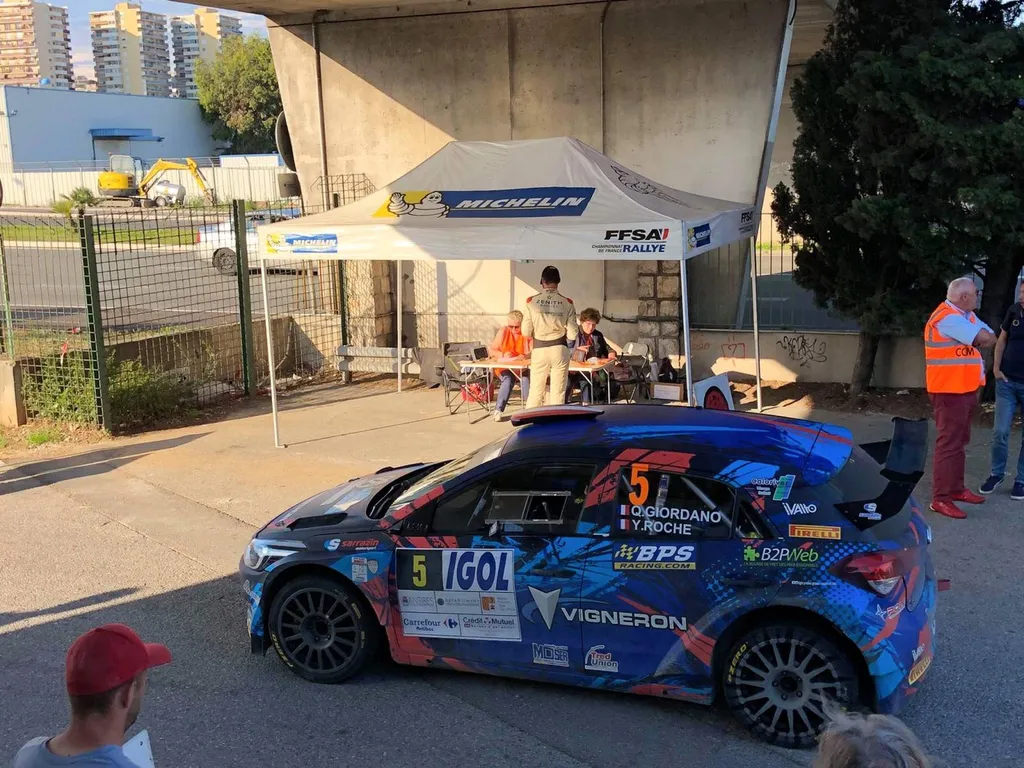 Pose covering sur mesure sur véhicule de compétition