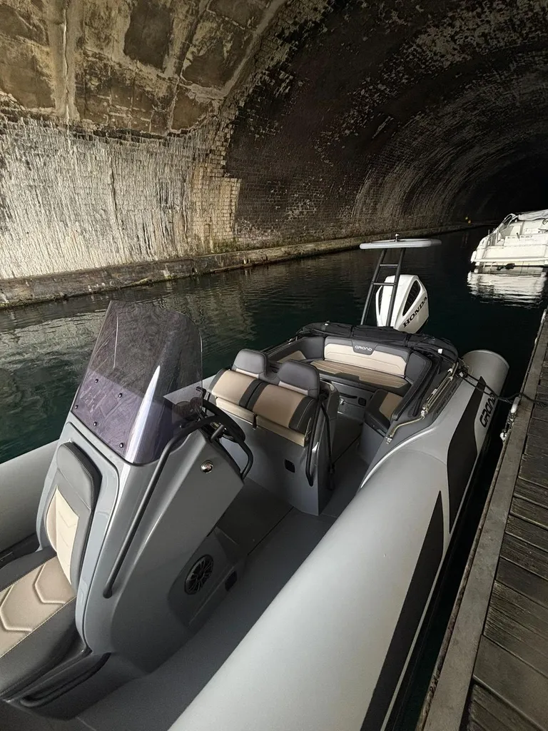 Semi-rigide GRAND G680 en occasion récente disponible à Six-Fours-les-Plages