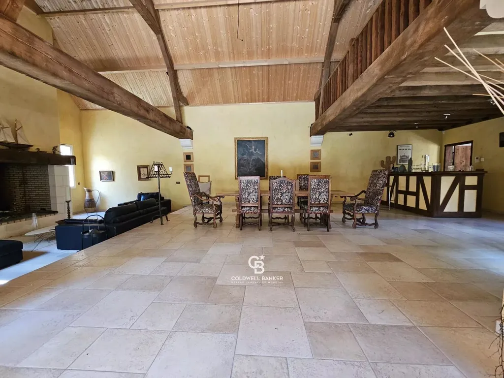Un parc arboré, tennis, mini-golf et piscine pour des loisirs en plein air sans compromis, au cœur d’un environnement naturel enchanteur.