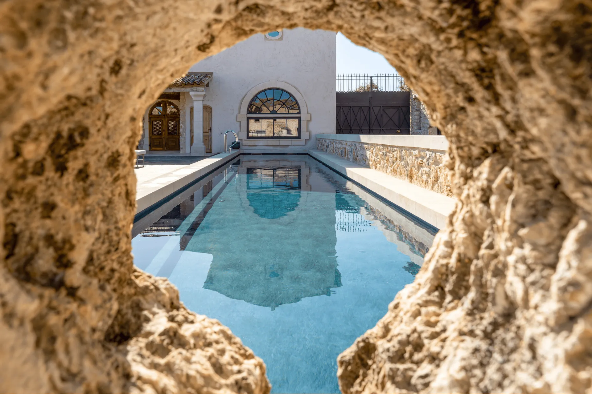 The heated swimming pool and the wellness building of Domaine Château du Bois