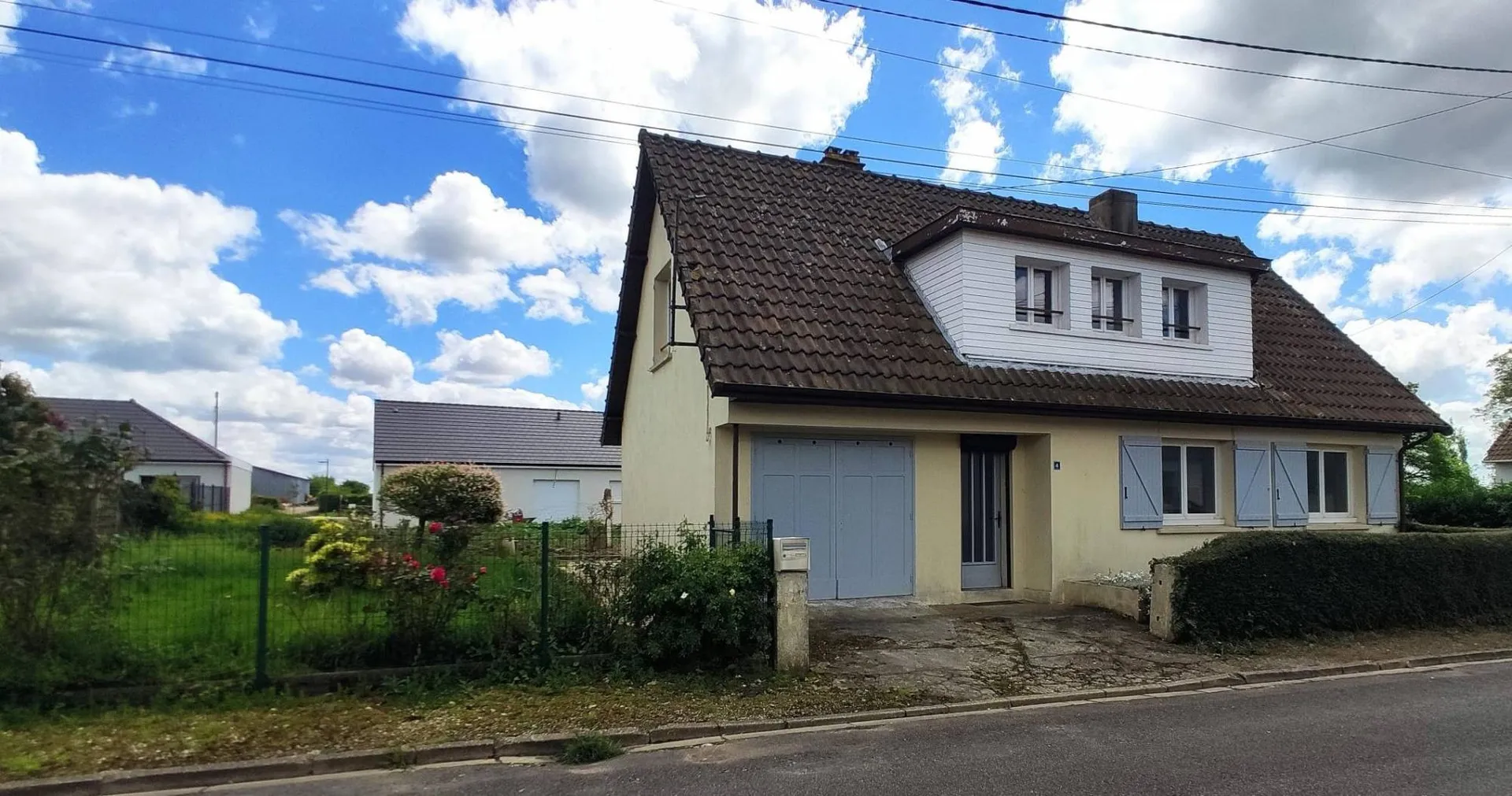À Embreville, maison familiale 103 m², 5 pièces avec jardin, garage, cave et terrain de 351 m², beau potentiel.