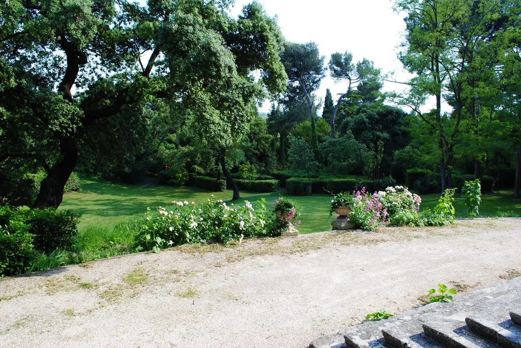 Proche de Villeneuve-lès-Avignon,   maison ancienne au charme Provençal avec piscine et tennis