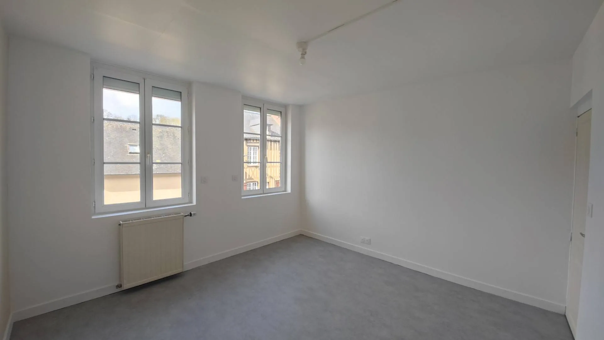 Vends : Grenier Pré-aménagé - Un grenier prêt à accueillir vos projets d'aménagement ou à servir d'espace de stockage supplémentaire.