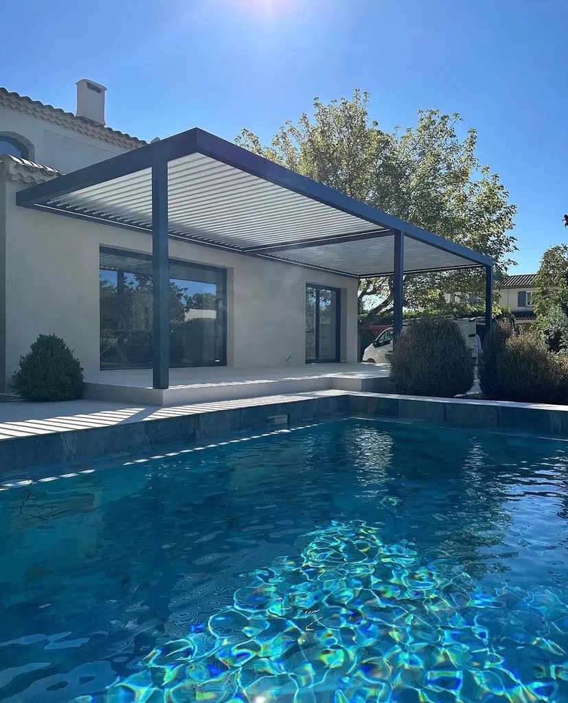 Pergolas bioclimatiques à Martigues : la solution technique pour les abords de piscine