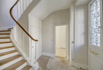 entrée luxueuse par la rue 