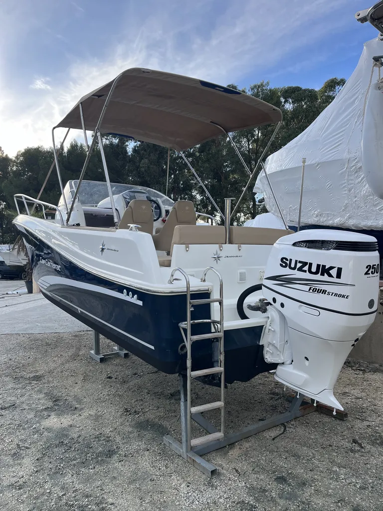 Vente d'un bateau Jeanneau Cap Camarat 7.5 WA d'occasion équipé d'un moteur Suzuki 250 Cv disponible à La Londe les Maures près de Hyères