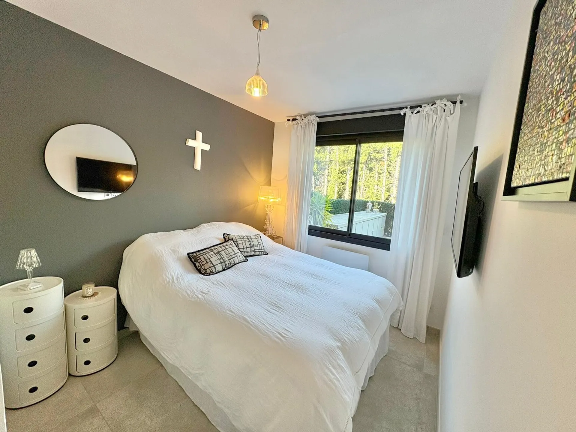 Vente appartement T2 Cassis  ouvrant sur une spacieuse terrasse dans petit clos sécurisé avec emplacement de parking privatif