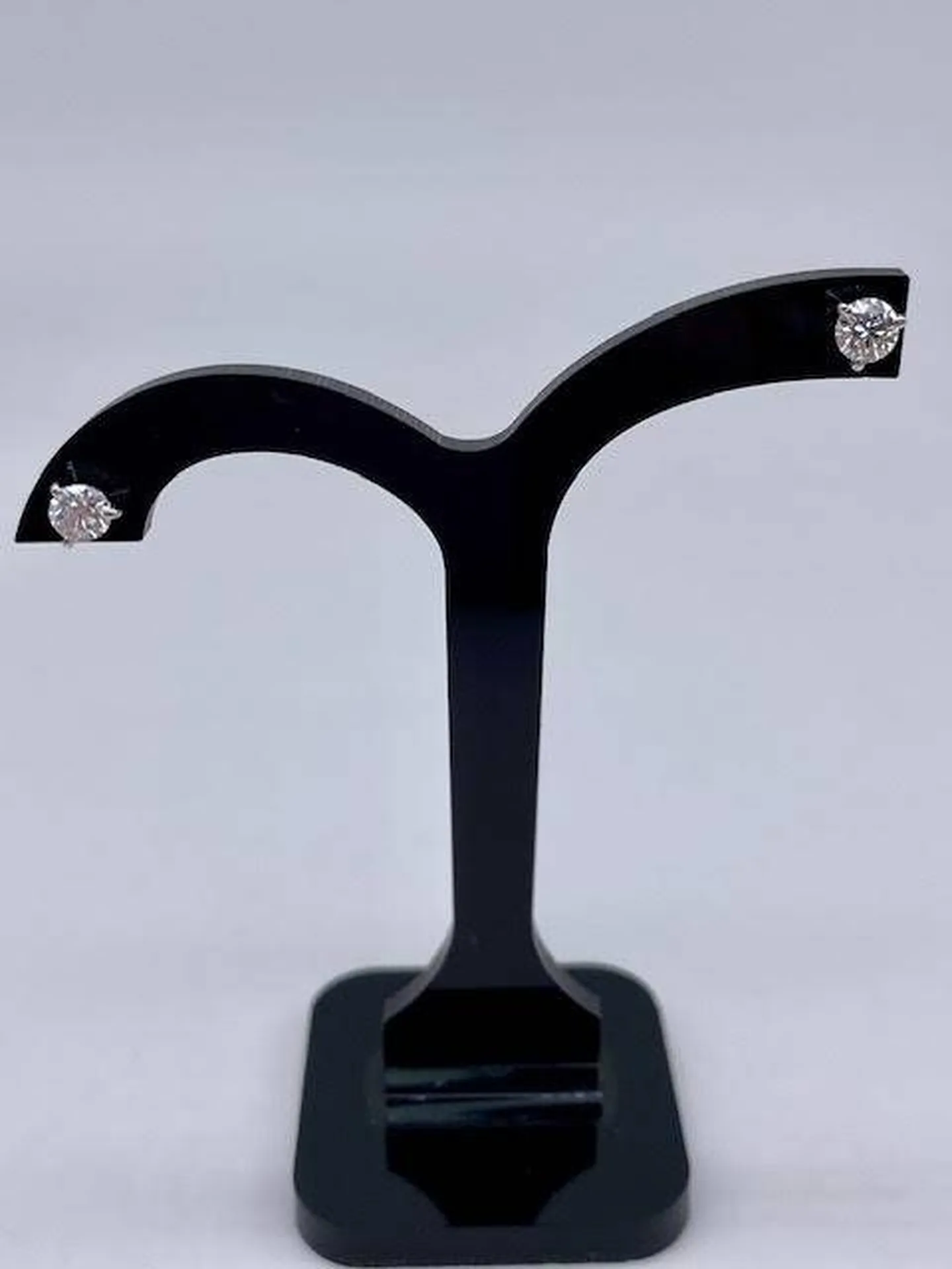 Boucles d'oreilles puces diamants sur or blanc 750/1000ème en dépôt vente chez Or Ligne à La Teste de Buch sur le bassin d'Arcachon