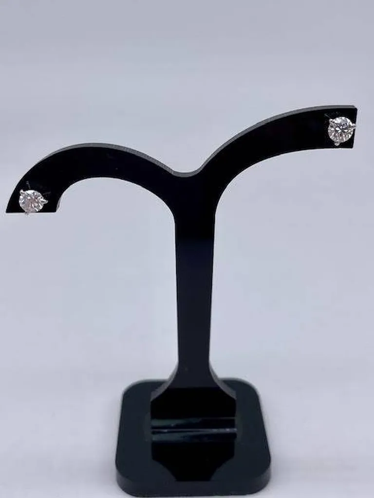 Boucles d'oreilles puces diamants sur or blanc 750/1000ème en dépôt vente chez Or Ligne à La Teste de Buch sur le bassin d'Arcachon