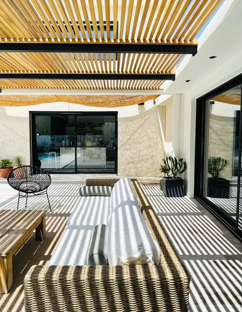 Fabrication et pose d'une pergola contemporaine fer et bois attenante à la maison à Martigues 13500