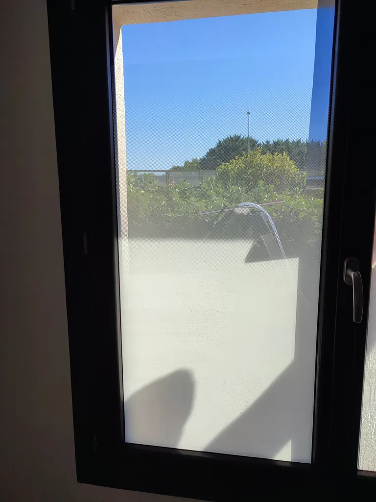 Installation de film occultant dépoli sur cloison vitrée de salle de réunion à Aix-en-Provence (13100) – Confidentialité sans perte de lumière
