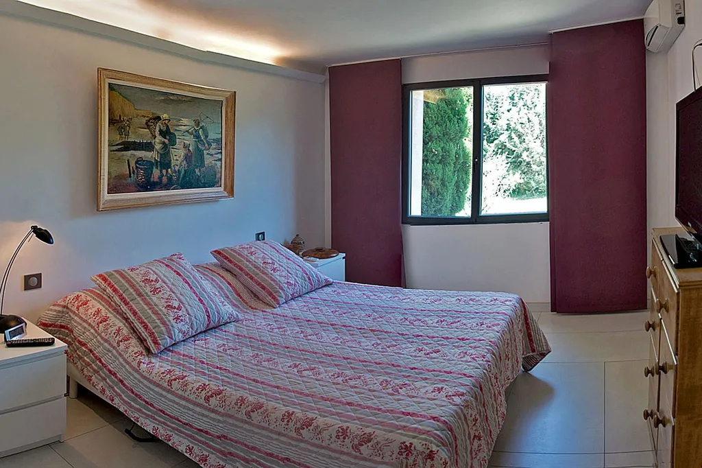 Pernes-les-Fontaines, propriété contemporaine avec piscine, espace spa et dépendances   