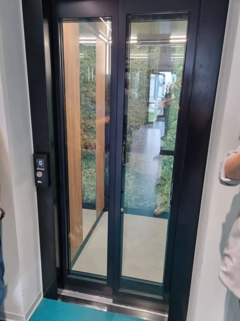 VIMEC nouvelle cabine ARIA u plus bel effet avec cette porte télescopique vitrée