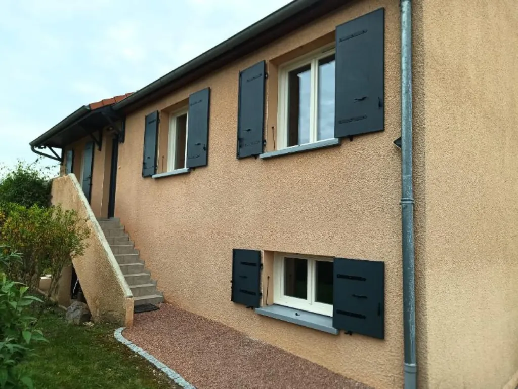 Remplacement de volets battants aluminium Mistral panneaux sandwich haute résistance thermique pour rénovation résidentielle à Auxonne par Centre Est Isolation