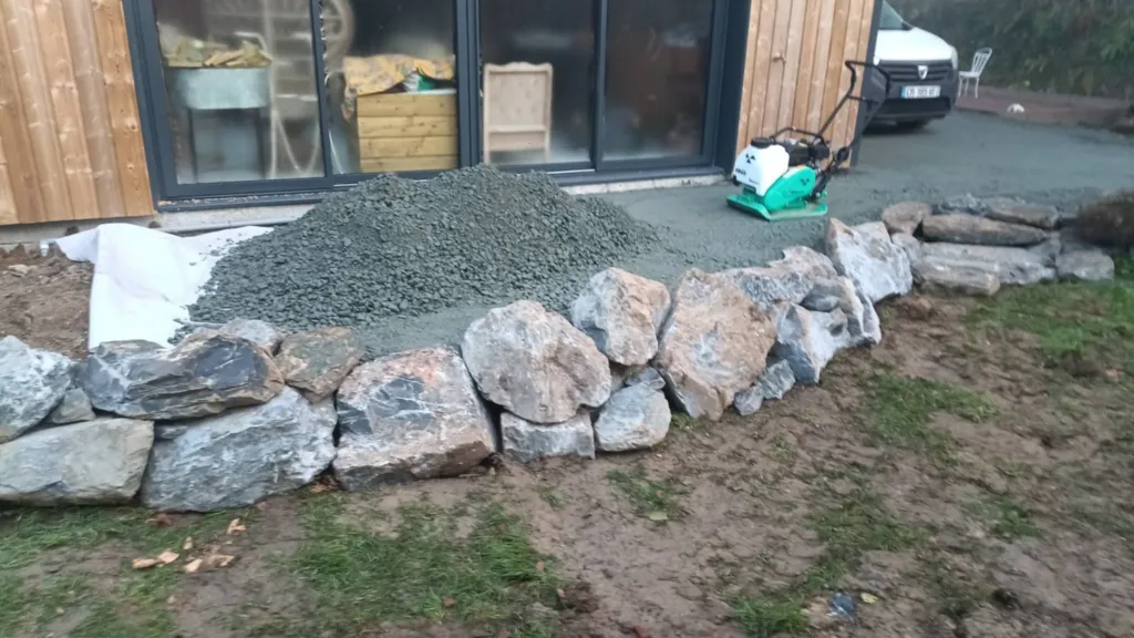 Réalisation d'un aménagement de jardin avec enrochement paysager à ST JOUIN BRUNEVAL