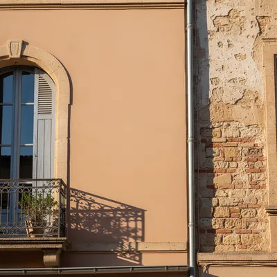 Entreprise qualifiée en rénovation de façade à Toulouse avec reprise des enduits dégradés et application monocouche 15 mm conforme DTU en Haute-Garonne 31