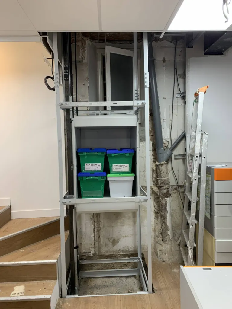 Installation en cours d'un monte-charges hydraulique dnas une pharmacie à Marseille pour une fois que l'on peut voir l'envers du décor