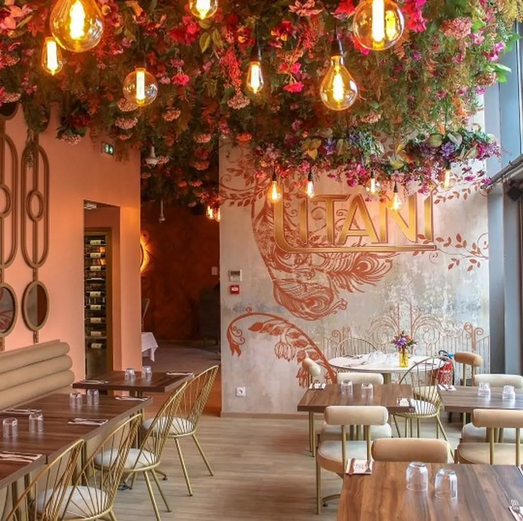 Ambiance immersive grâce à ce plafond végétal fleuri à Lyon 2