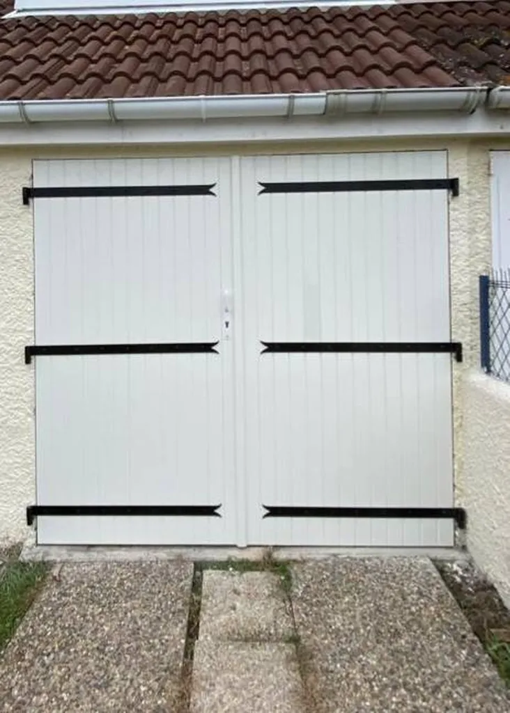 Pose d'une porte de garage battante bois à CARBON BLANC proche Bordeaux
