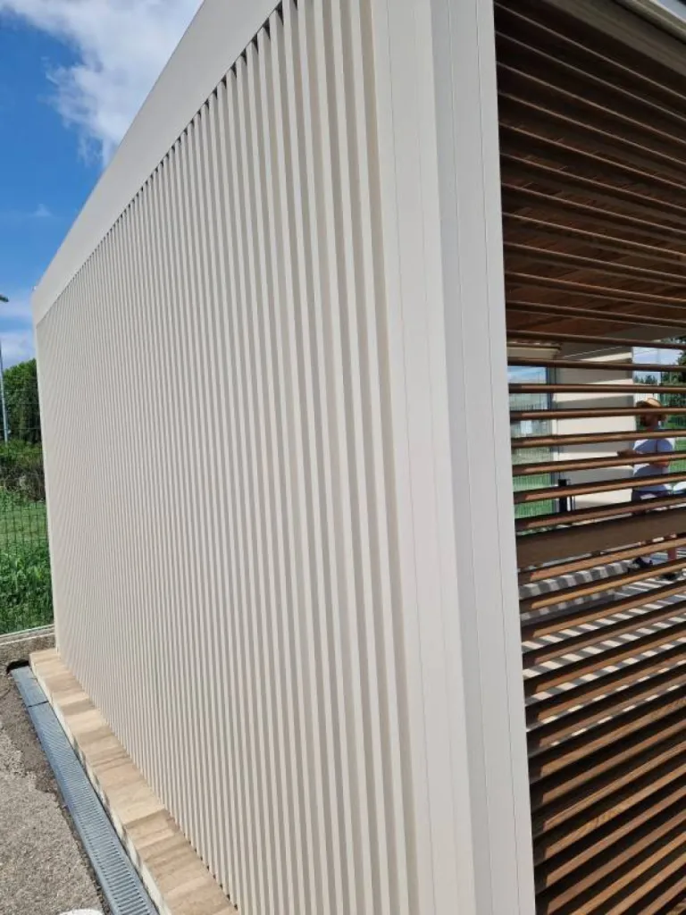 Notre pergola bioclimatique Camargue RENSON au sein du showroom ROSSI