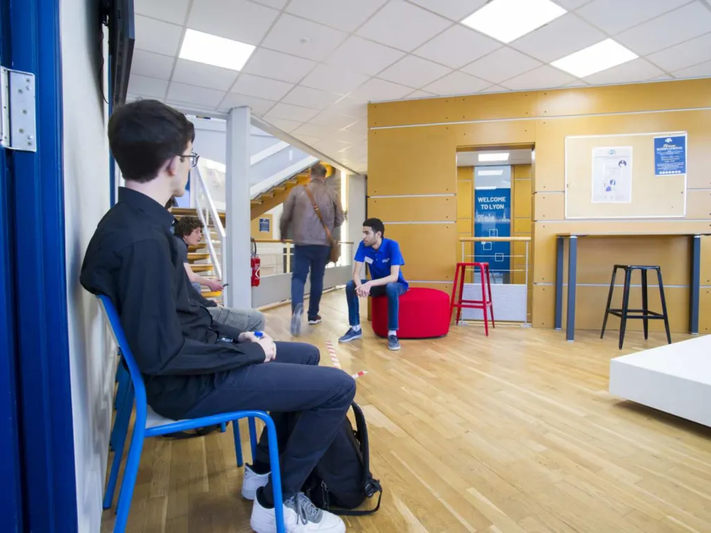 photographe pour école d'ingénieurs EPITA Lyon candidats qui attendent dans un espace convivial