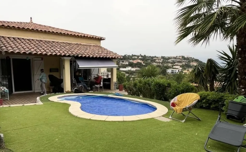 Pose d'une piscines en coque Alliance piscines à Mandelieu la Napoule