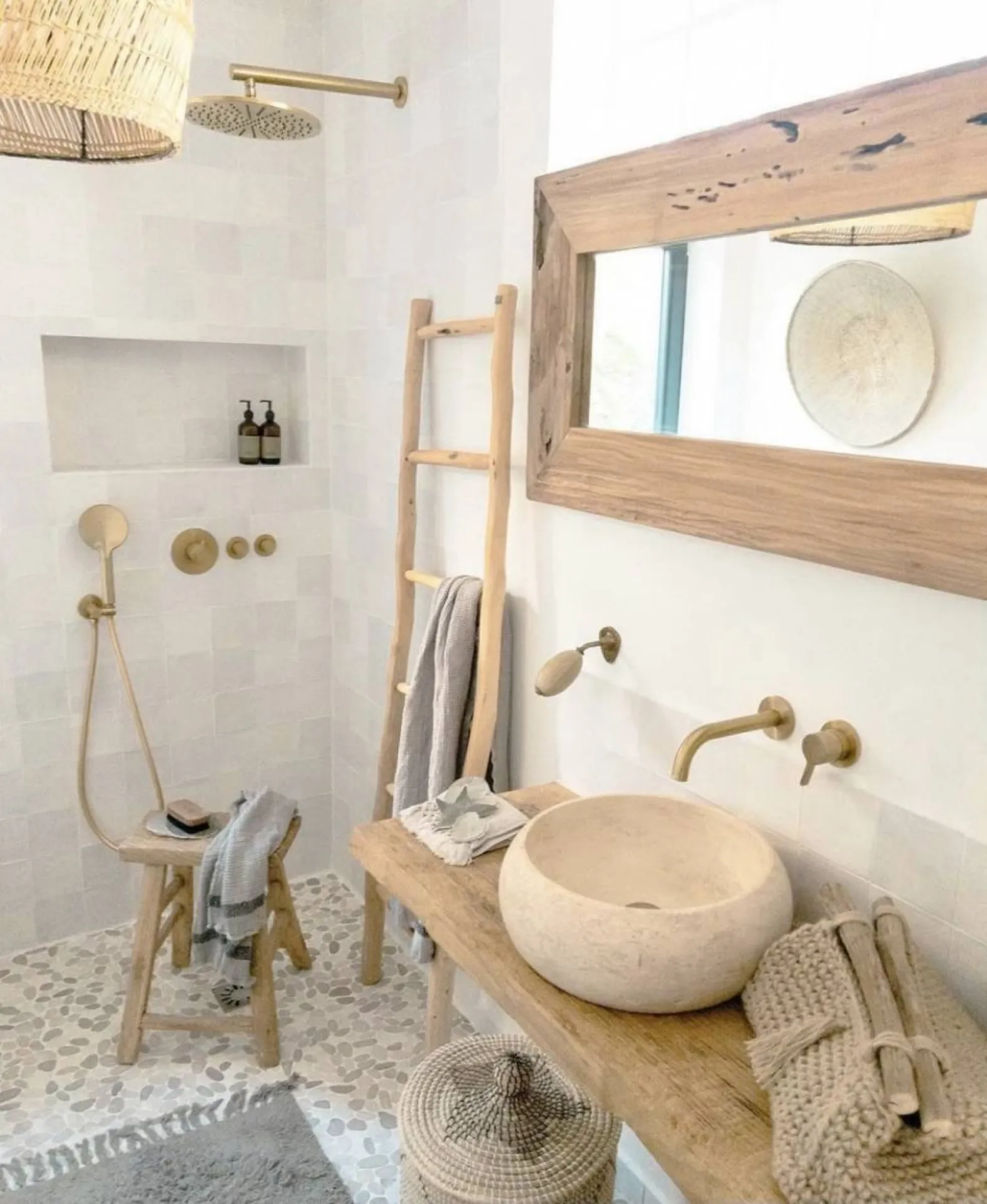 Salle de bain avec vasque en Travertin pierre naturelle Béziers et Narbonne