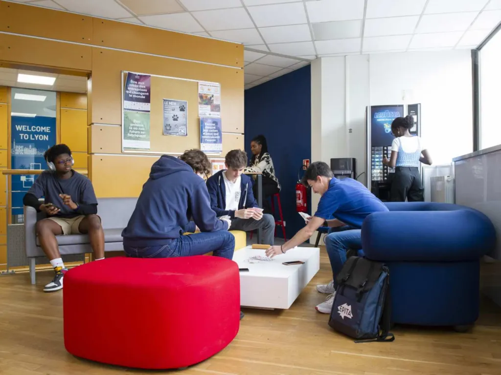 reportage photographique pour école d'enseignement supérieur partie de carte entre étudiants sur le campus d'EPITA Lyon