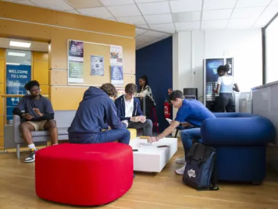 reportage photographique pour école d'enseignement supérieur partie de carte entre étudiants sur le campus d'EPITA Lyon