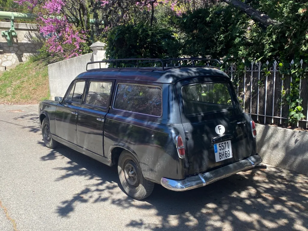 Restauration carrosserie d'une Peugeot 403 chez Platinum Carrosserie a Carnoux 13470 avec franchise offerte