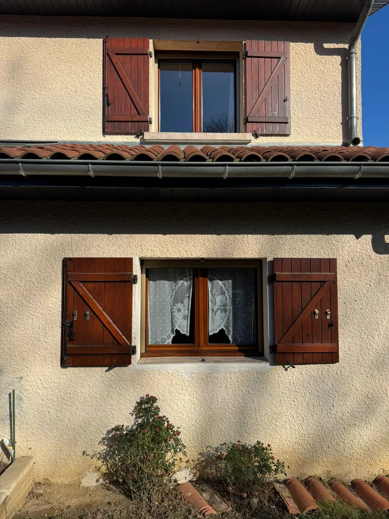 Remplacement de volets battants bois par des volets battants en aluminium France Fermetures à Meyzieu proche Villeurbanne